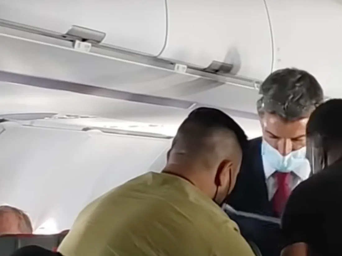 Un ado scotché à son siège dans un avion